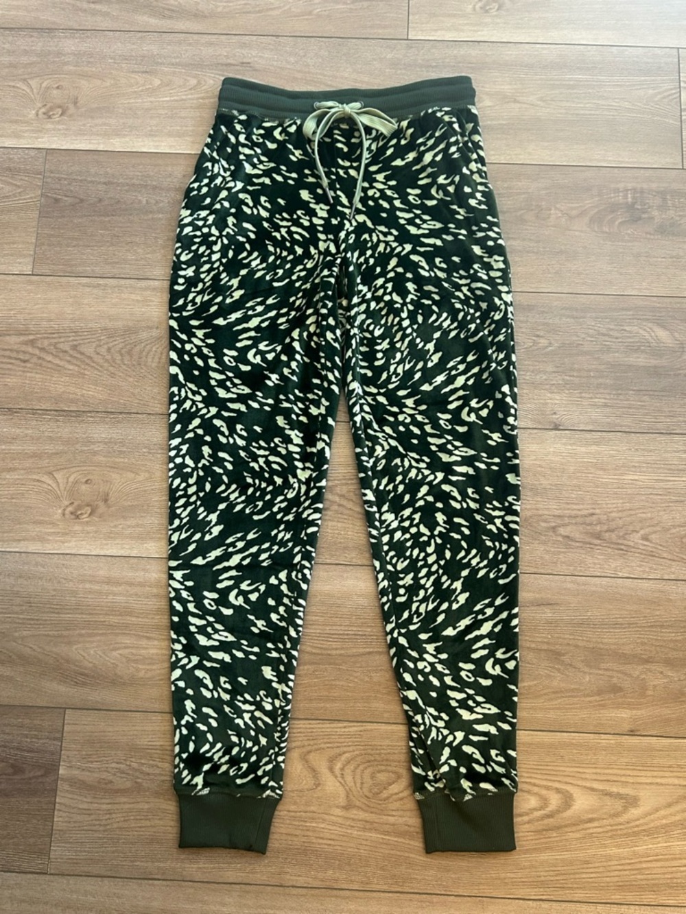 Cozy Women’s XS Green Animal Print Jogger Lounge Pants
